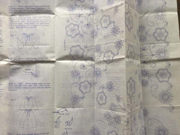 lw900e_800 laura wheeler #900; circa 1968; m 14-16; bust 34-6"; peasant dress; paper sewing pattern - transfer