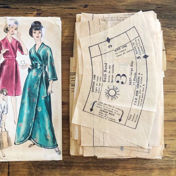 1964 House Beach Coat Wrap Robe Original 60s Boudoir Vogue #5637 Paper Sewing Pattern Bust 38-40 · pieces